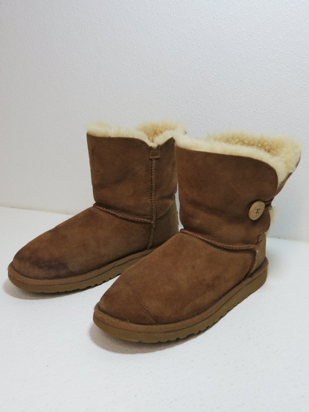 UGG 5991Y Australia Bailey Button Winter Boots Insulated Kids Footwear Sz 5